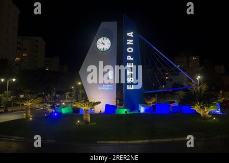 Estepona, Spanien - 28. Juli 2019: Estepona bei Nacht, Malaga, Spanien. Blick auf den Marina-Kreisverkehr Stockfoto