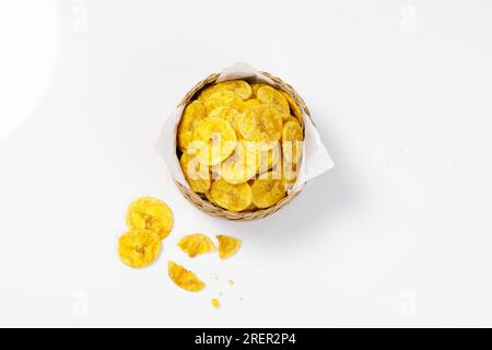 Kerala-Chips oder Banana-Chips, kultiges Snackstück von Kerala, in einem kleinen Korb angeordnet, traditioneller Stil, isoliertes Bild mit weißem Hintergrund Stockfoto