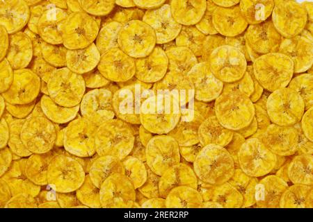 Kerala-Chips oder Banana-Chips, kultiger Snack-Artikel von Kerala, im Hintergrund verstreut, Lebensmittelfotografie. Stockfoto