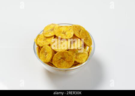 Kerala-Chips oder Banana-Chips, kultiges Snack-Element von Kerala, in einer undurchsichtigen Schüssel angeordnet; isoliertes Bild mit weißem Hintergrund Stockfoto