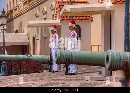 Monte Carlo, Monaco, Französische Riviera - 26. Mai 2016: Wachen und Kanonen am Prinzenpalast auf dem Palastplatz in Monte Carlo, Monaco. Stockfoto