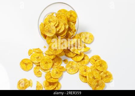 Kerala-Chips oder Banana-Chips, kultiges Snack-Element von Kerala, isoliertes Bild mit weißem Hintergrund Stockfoto