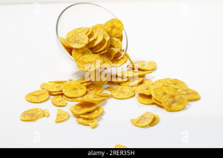 Kerala-Chips oder Banana-Chips, kultiges Snack-Element von Kerala, isoliertes Bild mit weißem Hintergrund Stockfoto