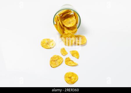 Kerala-Chips oder Banana-Chips, kultiges Snack-Element von Kerala, isoliertes Bild mit weißem Hintergrund Stockfoto