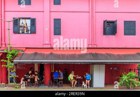 Kaffee trinken im Nanyang Old Coffee Shop in Smith Street, Chinatown, Singapur Stockfoto