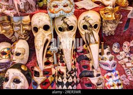 Venedig Italien - 05/22/2017: Venezianische Karnevalsmasken in einem Schaufenster in Venedig mit mittelalterlichen Pestdoktormasken. Stockfoto