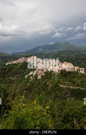 Wunderschöne Aussicht auf die Weiße Stadt, mediterranes Bergdorf inmitten der Natur, Rivello, Kampanien, Salerno, Italien Stockfoto