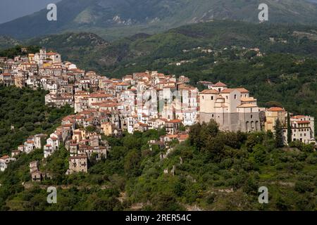 Wunderschöne Aussicht auf die Weiße Stadt, mediterranes Bergdorf inmitten der Natur, Rivello, Kampanien, Salerno, Italien Stockfoto