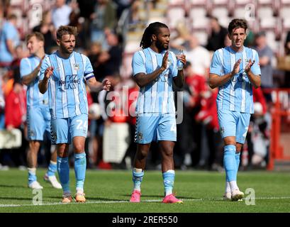 (Von links nach rechts) Matt Godden, Kasey Palmer und Luis Binks von Coventry City applaudieren den Fans nach dem Vorsaison-Spiel im St. James Park, Exeter. Bilddatum: Samstag, 29. Juli 2023. Stockfoto