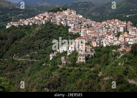 Wunderschöne Aussicht auf die Weiße Stadt, mediterranes Bergdorf inmitten der Natur, Rivello, Kampanien, Salerno, Italien Stockfoto