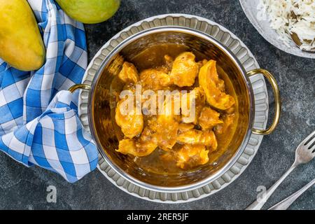 Mango und Hühnchen-Curry mit Reis Stockfoto