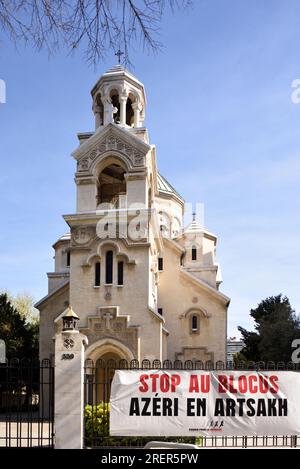 Armenische Kathedrale oder Kirche, Armenisches Völkermorddenkmal und Banner, die gegen den Krieg in Aserbaidschan protestieren Marseille Frankreich Stockfoto