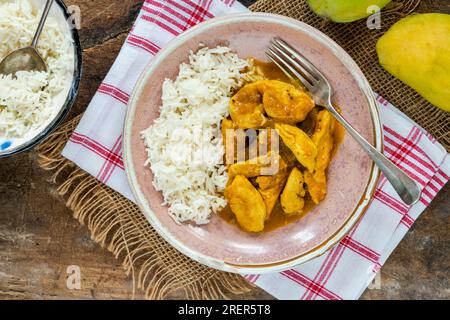 Mango und Hühnchen-Curry mit Reis Stockfoto