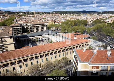Blick aus der Vogelperspektive auf das moderne Einkaufsviertel, die Provence Allées, Aix-en-Provence, die Altstadt oder das historische Viertel im Hintergrund der Provence Frankreich Stockfoto