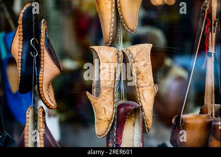 Türkische Lederschuhe auf dem Straßenmarkt in der Schuhmacherei Stockfoto