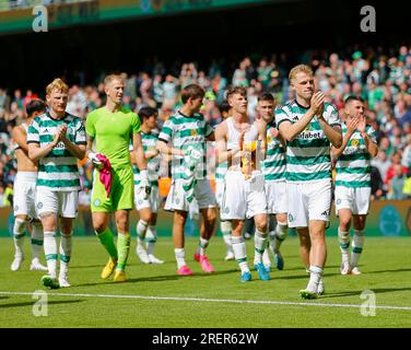 29. Juli 2023; Aviva Stadium, Dublin, Irland: Pre Season Football Friendly, Celtic versus Wolverhampton Wanderers; das keltische Team zeigt ihren Fans ihre Anerkennung Stockfoto