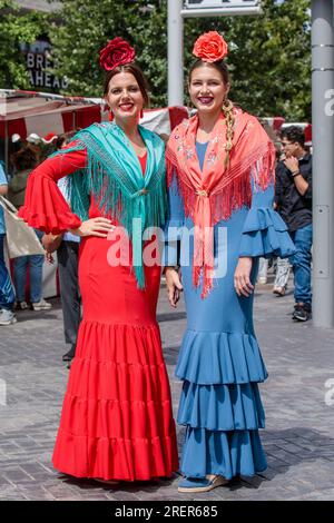 Feria de Londres, Wembley Park, Großbritannien. 29. Juli 2023 Feria De Londres, die größte Feier der spanischen Kultur Großbritanniens, bietet zum ersten Mal ein kostenloses 2-tägiges Festival im Wembley Park. Zwei spanische Damen, die an der Veranstaltung teilnahmen, kamen in traditionellen Kostümen an. Foto: Amanda Rose/Alamy Live News Stockfoto