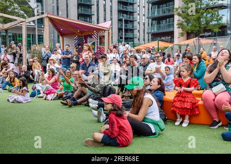 Feria de Londres, Wembley Park, Großbritannien. 29. Juli 2023 Feria De Londres, die größte Feier der spanischen Kultur Großbritanniens, bietet zum ersten Mal ein kostenloses 2-tägiges Festival im Wembley Park. Das Publikum genießt eine besondere Sevillanas-Sitzung von Ilusíon Flamenca. Tony Tonks, Maria de Huelva, Carlos Otero und Angela Alonso auf der Soundshell Stage am Marktplatz. Foto: Amanda Rose/Alamy Live News Stockfoto