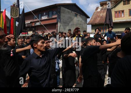 Srinagar, Indien. 29. Juli 2023. 29. Juli 2023, Srinagar Kaschmir, Indien : Kaschmirschiitische Trauernde nehmen an einer Ashura-Prozession am 10. Muharram, dem ersten Monat des islamischen Kalenders, in Srinagar Teil. Die Trauer um Muharram ist eine Reihe von Ritualen zur Erinnerung an das Martyrium des Propheten Mohammads Enkel Imam Hussain aus dem siebten Jahrhundert, der 680 v. Chr. in der Schlacht von Karbala im modernen Irak getötet wurde. Am 29. Juli 2023 in Srinagar Kashmir, Indien. (Foto: Firdous Nazir/Eyepix Group) Kredit: Eyepix Group/Alamy Live News Stockfoto