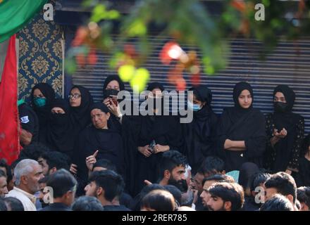 Srinagar, Indien. 29. Juli 2023. 29. Juli 2023, Srinagar Kaschmir, Indien: Schiitische Trauerfrauen sehen eine Ashura-Prozession aus einem Haus am 10. Von Muharram, dem ersten Monat des islamischen Kalenders, in Srinagar. Die Trauer um Muharram ist eine Reihe von Ritualen zur Erinnerung an das Martyrium des Propheten Mohammads Enkel Imam Hussain aus dem siebten Jahrhundert, der 680 v. Chr. in der Schlacht von Karbala im modernen Irak getötet wurde. Am 29. Juli 2023 in Srinagar Kashmir, Indien. (Foto: Firdous Nazir/Eyepix Group) Kredit: Eyepix Group/Alamy Live News Stockfoto