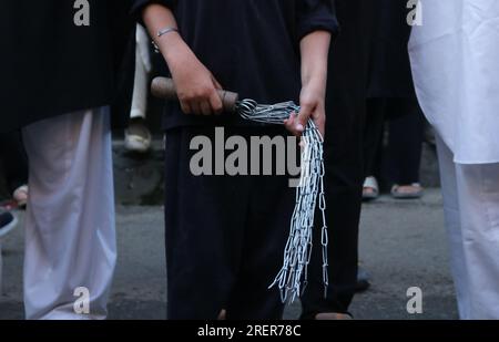 Srinagar, Indien. 29. Juli 2023. 29. Juli 2023, Srinagar Kaschmir, Indien : Kaschmirschiitische Trauernde nehmen an einer Ashura-Prozession am 10. Muharram, dem ersten Monat des islamischen Kalenders, in Srinagar Teil. Die Trauer um Muharram ist eine Reihe von Ritualen zur Erinnerung an das Martyrium des Propheten Mohammads Enkel Imam Hussain aus dem siebten Jahrhundert, der 680 v. Chr. in der Schlacht von Karbala im modernen Irak getötet wurde. Am 29. Juli 2023 in Srinagar Kashmir, Indien. (Foto: Firdous Nazir/Eyepix Group) Kredit: Eyepix Group/Alamy Live News Stockfoto