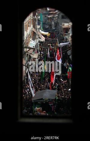 Srinagar Kaschmir, Indien. 29. Juli 2023. Schiitische Trauerjäger aus Kaschmir nehmen an einer Ashura-Prozession am 10. Muharram, dem ersten Monat des islamischen Kalenders, in Srinagar Teil. Die Trauer um Muharram ist eine Reihe von Ritualen zur Erinnerung an das Martyrium des Propheten Mohammads Enkel Imam Hussain aus dem siebten Jahrhundert, der 680 v. Chr. in der Schlacht von Karbala im modernen Irak getötet wurde. Am 29. Juli 2023 in Srinagar Kaschmir, Indien. (Kreditbild: © Firdous Nazir/Eyepix via ZUMA Press Wire) NUR REDAKTIONELLE VERWENDUNG! Nicht für den kommerziellen GEBRAUCH! Stockfoto