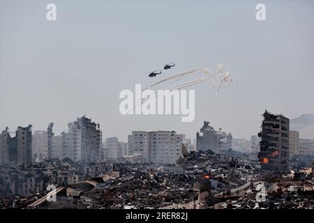 Militärhubschrauber, die sich der Luftverteidigung entziehen. Ein Helikopter setzt Hitzefallen frei, um einer Luftabwehrrakete zu entkommen. Militärluftfahrt auf einer Kampfsorte Stockfoto