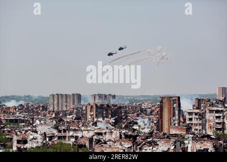 Militärhubschrauber, die sich der Luftverteidigung entziehen. Ein Helikopter setzt Hitzefallen frei, um einer Luftabwehrrakete zu entkommen. Militärluftfahrt auf einer Kampfsorte Stockfoto