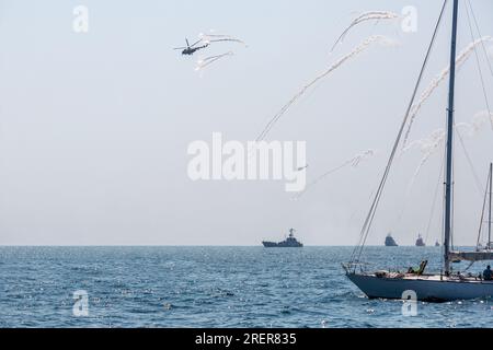 Militärhubschrauber, die sich der Luftverteidigung entziehen. Ein Helikopter setzt Hitzefallen frei, um einer Luftabwehrrakete zu entkommen. Militärluftfahrt auf einer Kampfsorte Stockfoto