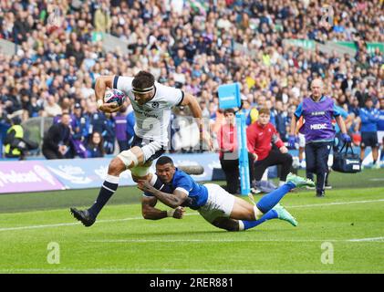 Murrayfield-Stadion. Edinburgh.Schottland, Großbritannien. 29. Juli 2023. Rugby Famous Grouse Nations Series – Schottland gegen Italien. Josh Bayliss aus Schottland entkommt dem Angriff und erzielt 3. beim 25-13. Sieg über Italien. Credit: eric mccowat/Alamy Live News Stockfoto