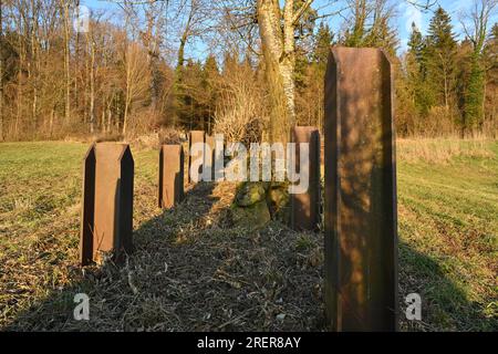 Panzerabwehr-Hindernisse aus Metallschienen als militärisch befestigter Schutz in Reihe wurden WW2 in der Schweiz gebaut. Stockfoto