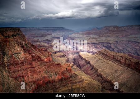 Grand Canyon im Nordwesten Arizonas. Der Regensturm nähert sich. Stockfoto