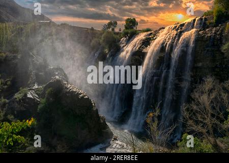 Der Tortum-Wasserfall ist der größte Wasserfall und einer der bemerkenswertesten Naturschätze der Türkei. Wunderschöner Blick auf den Wasserfall bei Sonnenuntergang. Stockfoto