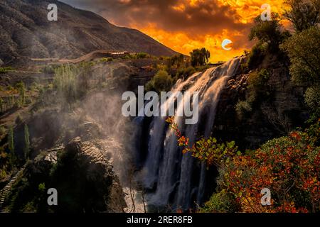 Der Tortum-Wasserfall ist der größte Wasserfall und einer der bemerkenswertesten Naturschätze der Türkei. Wunderschöner Blick auf den Wasserfall bei Sonnenuntergang. Stockfoto