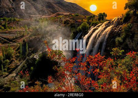 Der Tortum-Wasserfall ist der größte Wasserfall und einer der bemerkenswertesten Naturschätze der Türkei. Wunderschöner Blick auf den Wasserfall bei Sonnenuntergang. Stockfoto