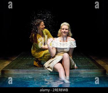 Gesetz 4 sc.3 - l-r: Ayesha Dharker (Emilia), Joanna Vanderham (Desdemona) in OTHELLO von Shakespeare von The Royal Shakespeare Company (RSC), Royal Shakespeare Theatre, Stratford-upon-Avon, England 11/06/2015 Set & Beleuchtungsdesign: Ciaran Fotnall Kostüme: Iqini Dimou Dimbal Khan Stockfoto