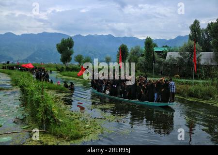 Srinagar Kaschmir, Indien. 28. Juli 2023. Schiitische muslimische Trauernde auf Booten nehmen an einer Muharram-Prozession am neunten Tag von Ashura im Inneren des Dal Lake in Srinagar Teil. Ashura ist eine Zeit der Trauer im Gedenken an das Martyrium von Propheten Muhammads Enkel Imam Hussein im siebten Jahrhundert, der 680 v. Chr. in der Schlacht von Karbala im modernen Irak getötet wurde. Am 28. Juli 2023 in Srinagar Kaschmir, Indien. (Kreditbild: © Firdous Nazir/Eyepix via ZUMA Press Wire) NUR REDAKTIONELLE VERWENDUNG! Nicht für den kommerziellen GEBRAUCH! Stockfoto