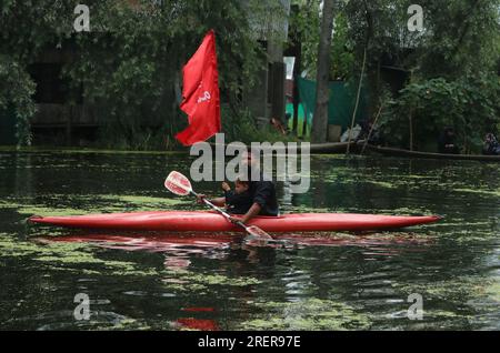Srinagar Kaschmir, Indien. 28. Juli 2023. Ein schiitischer Moslem, der mit seinem Kind im Kajak trauert, nimmt am neunten Tag von Ashura an einer Muharram-Prozession im Inneren des Dal Lake in Srinagar Teil. Ashura ist eine Zeit der Trauer im Gedenken an das Martyrium von Propheten Muhammads Enkel Imam Hussein im siebten Jahrhundert, der 680 v. Chr. in der Schlacht von Karbala im modernen Irak getötet wurde. Am 28. Juli 2023 in Srinagar Kaschmir, Indien. (Foto: Firdous Nazir/Eyepix Group (Kreditbild: © Firdous Nazir/Eyepix via ZUMA Press Wire) NUR REDAKTIONELLE VERWENDUNG! Nicht für den kommerziellen GEBRAUCH! Stockfoto