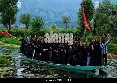 Srinagar Kaschmir, Indien. 28. Juli 2023. Schiitische muslimische Trauernde auf Booten nehmen an einer Muharram-Prozession am neunten Tag von Ashura im Inneren des Dal Lake in Srinagar Teil. Ashura ist eine Zeit der Trauer im Gedenken an das Martyrium von Propheten Muhammads Enkel Imam Hussein im siebten Jahrhundert, der 680 v. Chr. in der Schlacht von Karbala im modernen Irak getötet wurde. Am 28. Juli 2023 in Srinagar Kaschmir, Indien. (Kreditbild: © Firdous Nazir/Eyepix via ZUMA Press Wire) NUR REDAKTIONELLE VERWENDUNG! Nicht für den kommerziellen GEBRAUCH! Stockfoto
