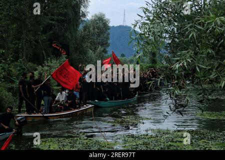 Srinagar Kaschmir, Indien. 28. Juli 2023. Schiitische muslimische Trauernde auf Booten nehmen an einer Muharram-Prozession am neunten Tag von Ashura im Inneren des Dal Lake in Srinagar Teil. Ashura ist eine Zeit der Trauer im Gedenken an das Martyrium von Propheten Muhammads Enkel Imam Hussein im siebten Jahrhundert, der 680 v. Chr. in der Schlacht von Karbala im modernen Irak getötet wurde. Am 28. Juli 2023 in Srinagar Kaschmir, Indien. (Kreditbild: © Firdous Nazir/Eyepix via ZUMA Press Wire) NUR REDAKTIONELLE VERWENDUNG! Nicht für den kommerziellen GEBRAUCH! Stockfoto