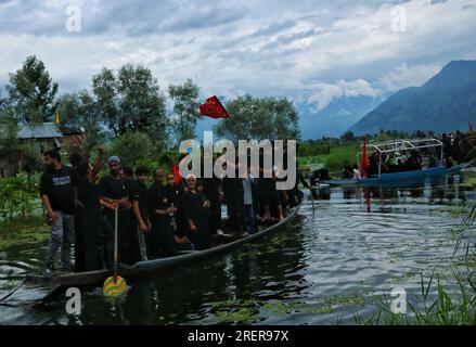 Srinagar Kaschmir, Indien. 28. Juli 2023. Schiitische muslimische Trauernde auf Booten nehmen an einer Muharram-Prozession am neunten Tag von Ashura im Inneren des Dal Lake in Srinagar Teil. Ashura ist eine Zeit der Trauer im Gedenken an das Martyrium von Propheten Muhammads Enkel Imam Hussein im siebten Jahrhundert, der 680 v. Chr. in der Schlacht von Karbala im modernen Irak getötet wurde. Am 28. Juli 2023 in Srinagar Kaschmir, Indien. (Kreditbild: © Firdous Nazir/Eyepix via ZUMA Press Wire) NUR REDAKTIONELLE VERWENDUNG! Nicht für den kommerziellen GEBRAUCH! Stockfoto