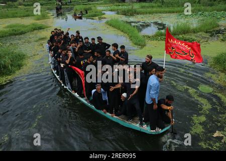 Srinagar Kaschmir, Indien. 28. Juli 2023. Schiitische muslimische Trauernde auf Booten nehmen an einer Muharram-Prozession am neunten Tag von Ashura im Inneren des Dal Lake in Srinagar Teil. Ashura ist eine Zeit der Trauer im Gedenken an das Martyrium von Propheten Muhammads Enkel Imam Hussein im siebten Jahrhundert, der 680 v. Chr. in der Schlacht von Karbala im modernen Irak getötet wurde. Am 28. Juli 2023 in Srinagar Kaschmir, Indien. (Kreditbild: © Firdous Nazir/Eyepix via ZUMA Press Wire) NUR REDAKTIONELLE VERWENDUNG! Nicht für den kommerziellen GEBRAUCH! Stockfoto