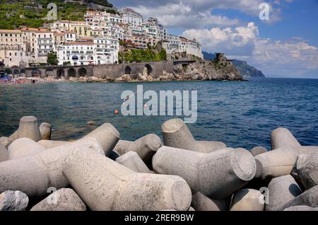 Das Wellenbrecherwasser aus Betontetrapoden hilft, eine italienische Küstenstadt Amalfi vor dem Mittelmeer zu schützen. Stockfoto