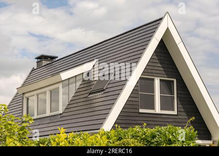 Modernes Einzelhaus mit spitzem Giebel Stockfoto