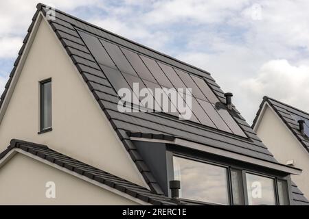 Modernes freistehendes Haus mit spitzem Giebel und Sonnensystem Stockfoto