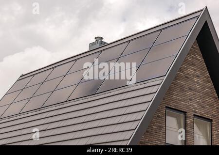 Modernes freistehendes Haus mit Sonnenkollektoren im Dach Stockfoto