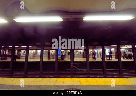 Foto von Leuten, die an der Bahnsteig der New York Subway einsteigen Stockfoto