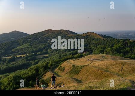 Malvern Hills Paragliding Blick vom British CUMP Eine friedliche ländliche Landschaft mit üppiger Pflanzenwelt und einem weit entfernten Grat am Horizont. Ruhe Perversling Stockfoto