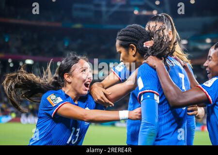 Brisbane, Queensland, Australien. 29. Juli 2023. Wendie Renard von Frankreich erzielt das Siegertor und feiert mit ihrem Team bei der FIFA Women's World Cup Australia & Neuseeland 2023 im Brisbane Stadium am 29. Juli 2023 (Kreditbild: © Chris Putnam/ZUMA Press Wire) NUR REDAKTIONELLE VERWENDUNG! Nicht für den kommerziellen GEBRAUCH! Stockfoto