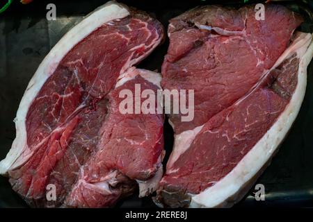 Zwei Rindersteaks auf schwarzem Brett, Draufsicht Stockfoto